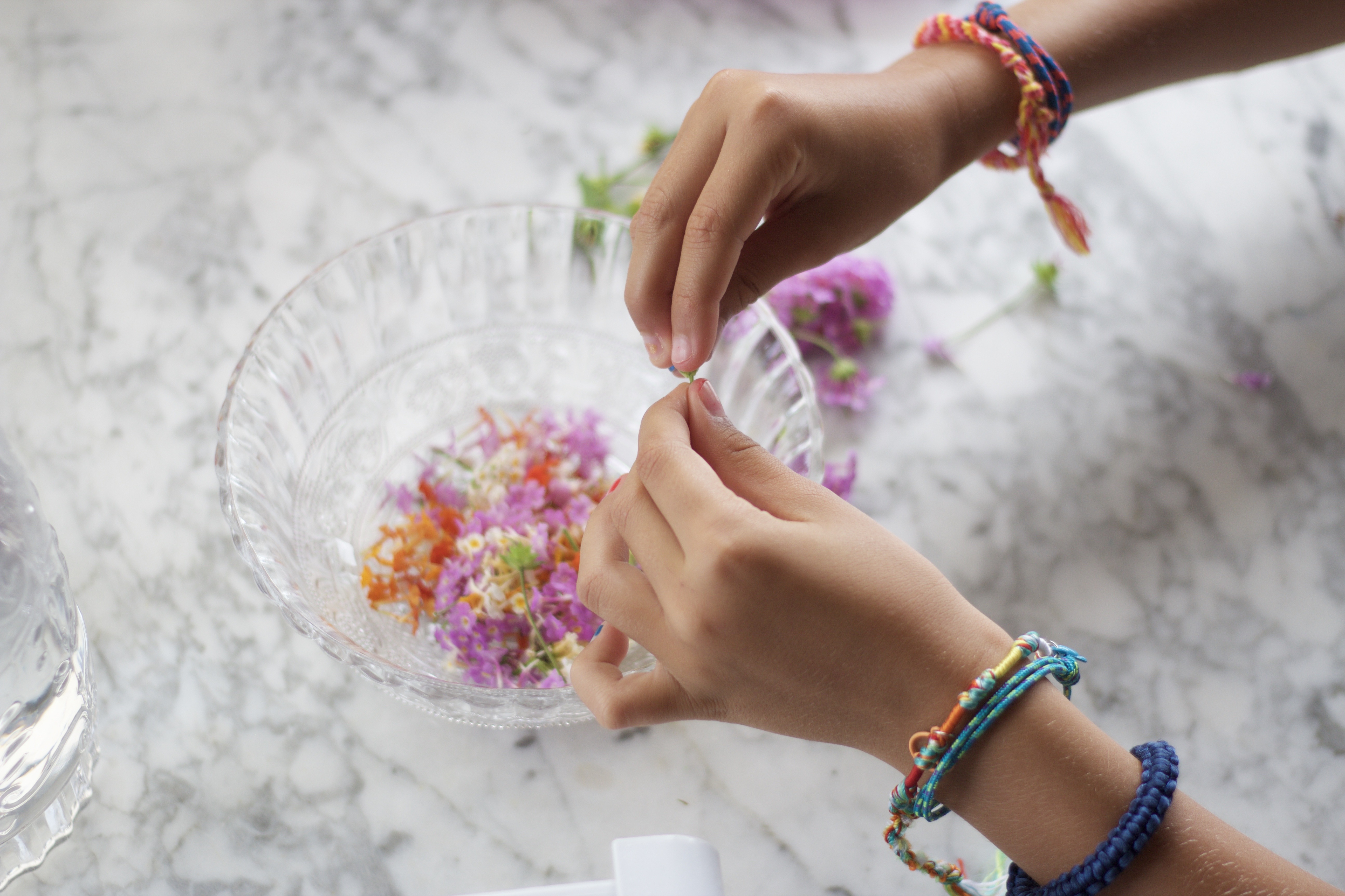 Cómo hacer hielos de flores y posavasos de ganchillo