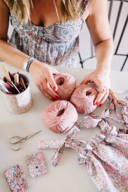 5 claves para combinar lanas de colores en tus tejidos hechos a mano